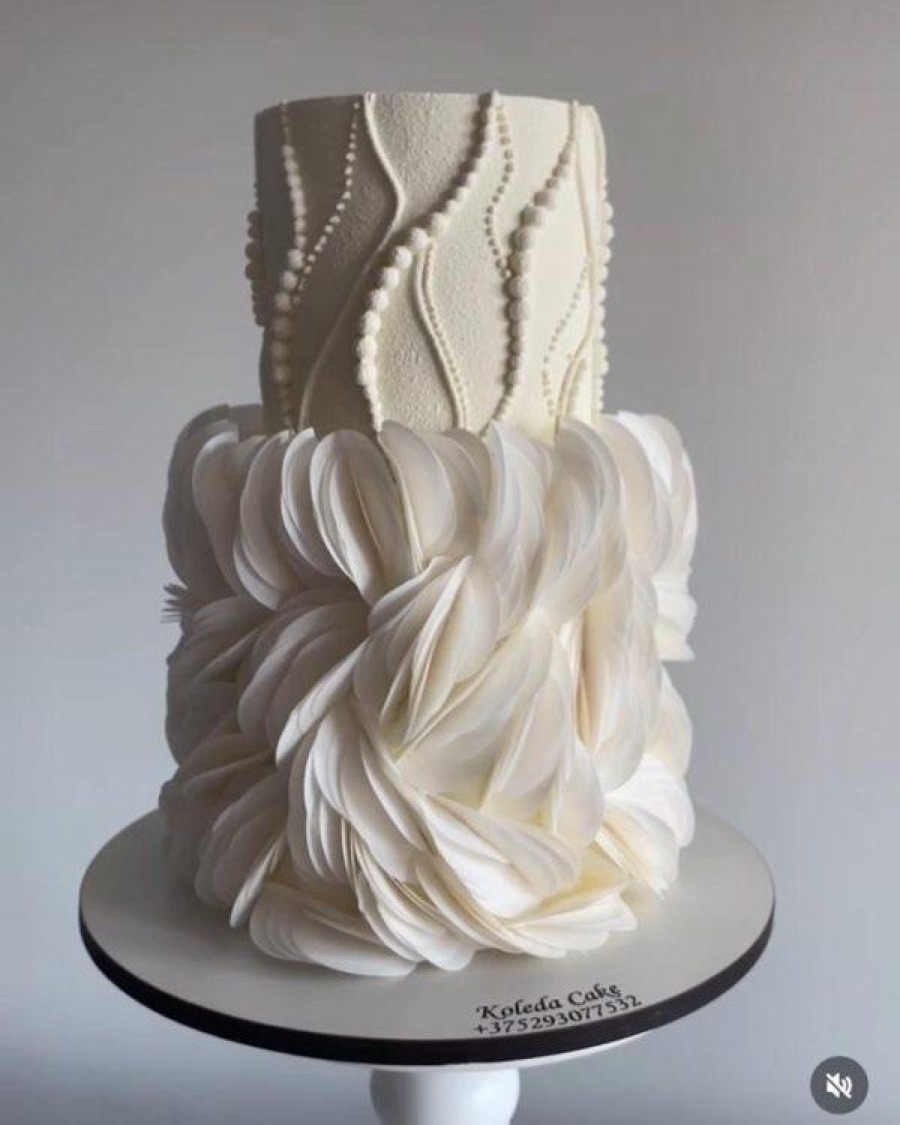 Tort cu decor modern, alb, cu flori